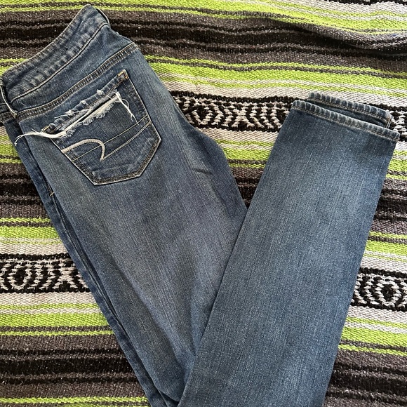 NWOT factory distressed and patched American Eagle Skinny jeans - Picture 4 of 4